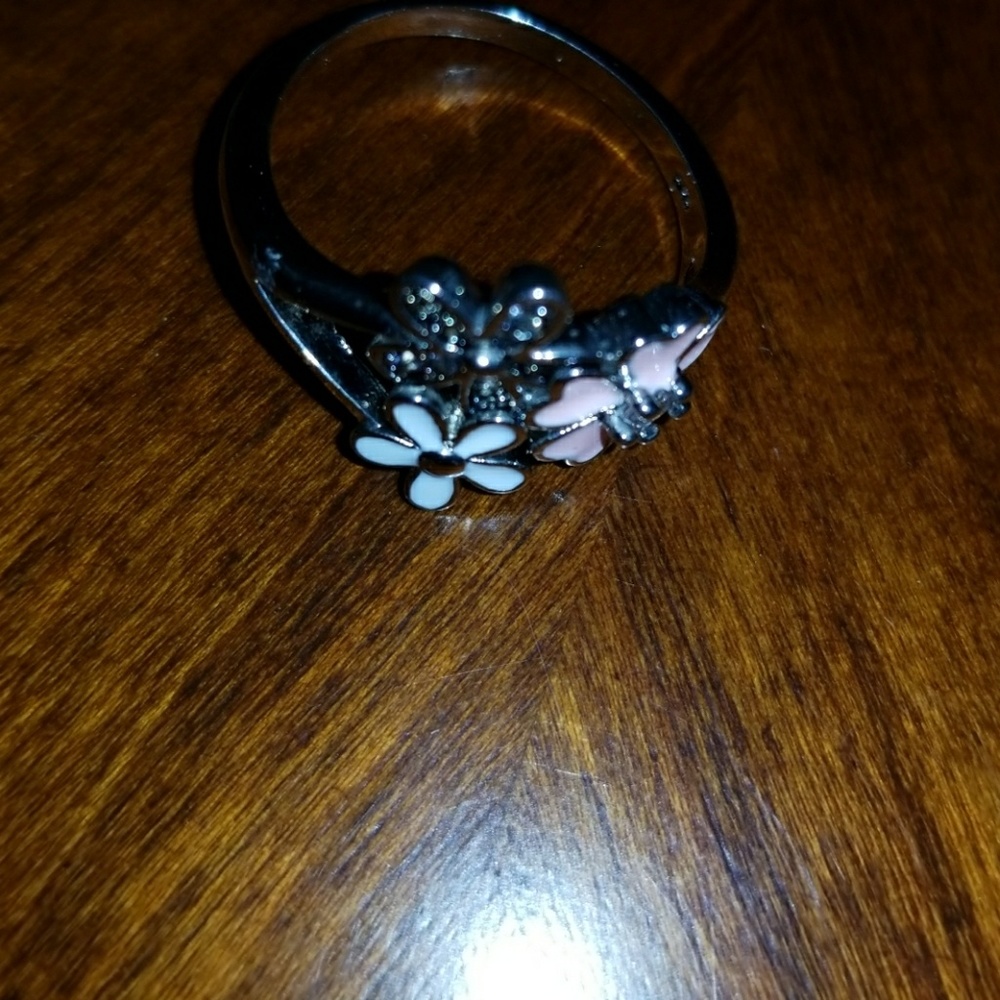 Dazzling daisy ring